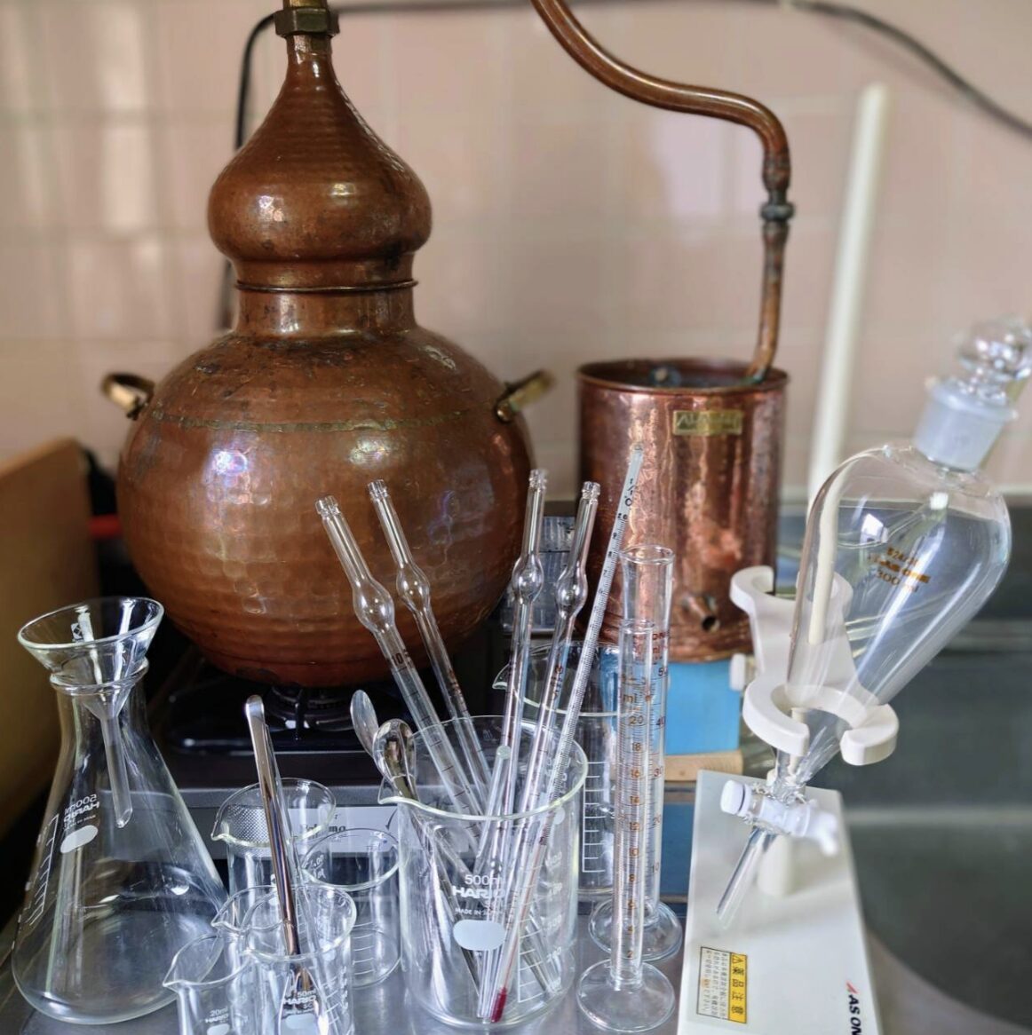 銅製蒸留器と精油抽出に使用する各種ガラス器具