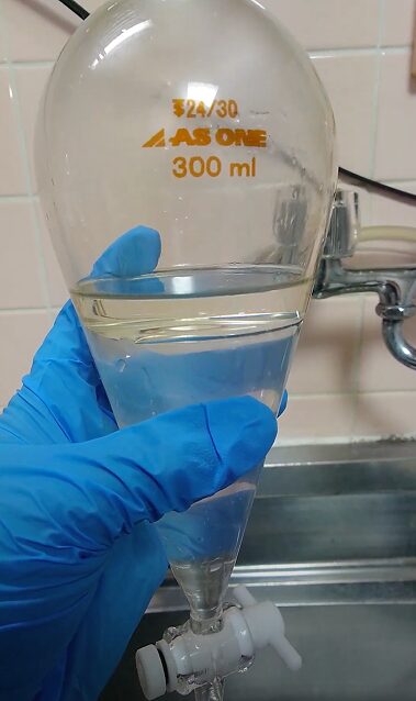 蒸留後に精油と芳香蒸留水を分離する分液ロート