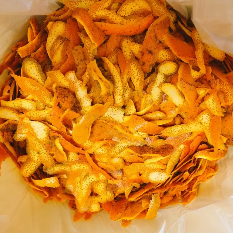精油抽出のために集められた柑橘類の果皮